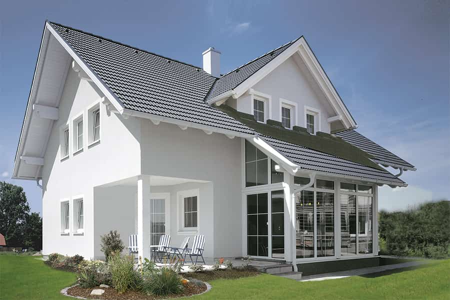 Klassisches Einfamilienhaus Satteldach Gaube graues Dach Terrasse Wintergarten Priewasser Baugesellschaft PRI12