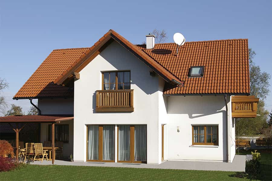 Klassisches Einfamilienhaus mit Satteldach roter Dachziegel braune Fenster überdachte Terrasse Balkon Putzfassade Priewasser Baugesellschaft PRI 10