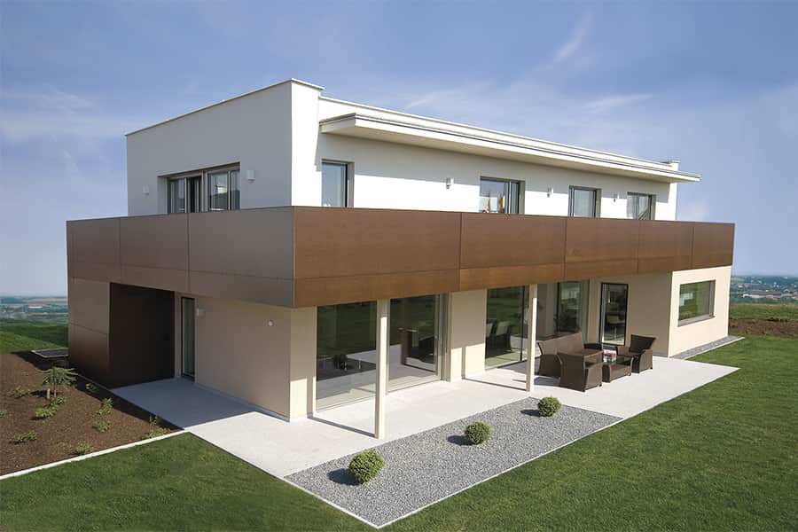 Modernes Einfamilienhaus braune Fassadentafeln Terrasse Balkon umlaufend zweigeschossig Priewasser Baugesellschaft PRI20